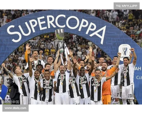 土超加济安泰普球迷创作巨幅TIFO庆祝球队十周年荣耀时刻